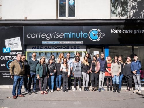 L'équipe cartegriseminute devant l'agence de Boulogne