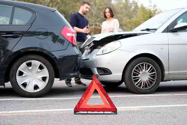 Dommages constatés sur une voiture accidentée et retrait de la carte grise