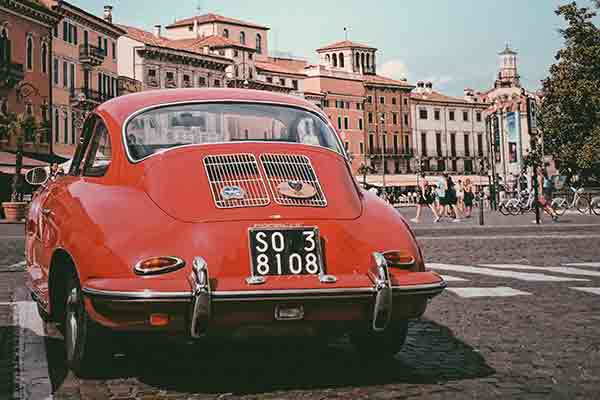 Voiture ancienne avec plaque minéralogique noire